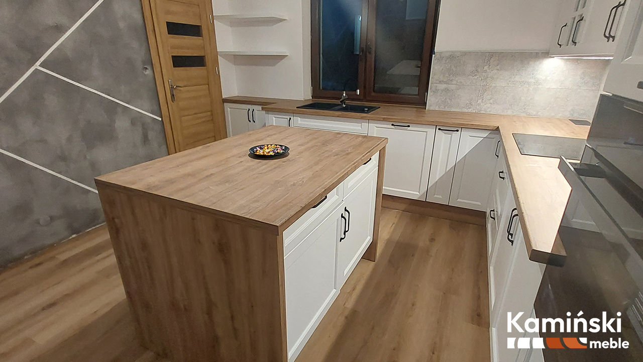 Biała kuchnia z wyspą i drewnianym blatem – klasyczne meble na wymiar, Lidzbark