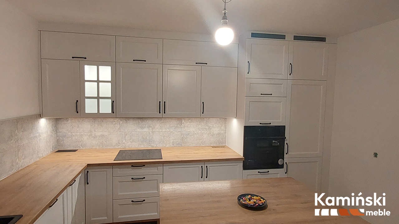 Zabudowa kuchni z piekarnikiem i wysoką szafą – meble na wymiar, Nowe Miasto Lubawskie