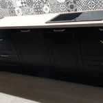 Czarna kuchnia na wymiar z frezowanymi frontami i złotymi uchwytami – Dariusz Kamiński