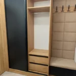Nowoczesna zabudowa przedpokoju z szafą i siedziskiem – meble na wymiar Dariusz Kamiński