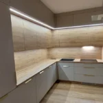 Nowoczesna kuchnia na wymiar z matowymi frontami i złotymi uchwytami – Dariusz Kamiński