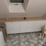 Meble łazienkowe na wymiar pod skosem z szufladami i drewnianym blatem – Dariusz Kamiński