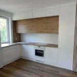 Biała kuchnia na wymiar z drewnianymi frontami i panelami lamelowymi – Dariusz Kamiński