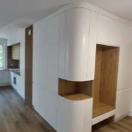 Nowoczesna zabudowa meblowa z siedziskiem i zaokrąglonymi frontami – Dariusz Kamiński meble na wymiar