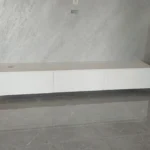 Biała szafka RTV na wymiar pod telewizor – projekt Dariusz Kamiński