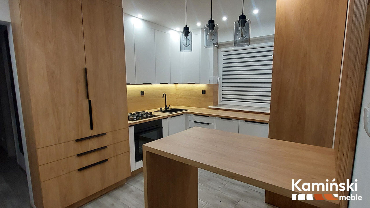 Kuchnia na wymiar z drewnianym blatem i białymi frontami – nowoczesna zabudowa, Działdowo