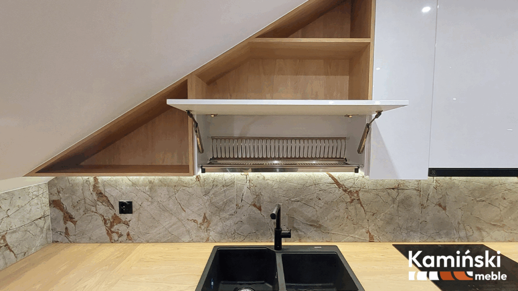 Zabudowa kuchni pod skosem z szafkami i suszarką do naczyń – projekt na wymiar, Brodnica