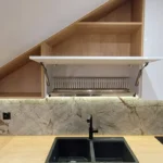 Kuchnia na wymiar ze skosem – szafka z suszarką nad zlewem – Dariusz Kamiński