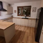 Nowoczesna kuchnia na wymiar z półwyspem i zabudową sprzętów – Dariusz Kamiński meble na wymiar