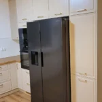 Zabudowa kuchni na wymiar z lodówką side-by-side – Dariusz Kamiński meble na wymiar