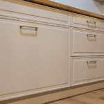 Klasyczne fronty kuchenne w jasnym kolorze – kuchnia na wymiar Dariusz Kamiński