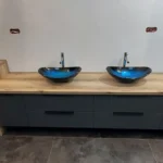 Meble do łazienki z dwiema umywalkami i zabudowaną pralką – Dariusz Kamiński