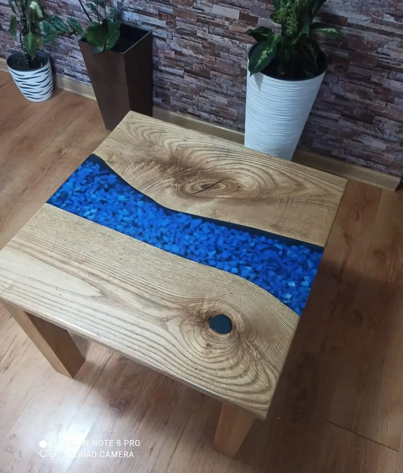 Stolik z drewna dębowego z niebieską żywicą epoksydową – Dariusz Kamiński