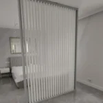 Ażurowa ścianka działowa z pionowych lameli – sypialnia, Meble Dariusz Kamiński