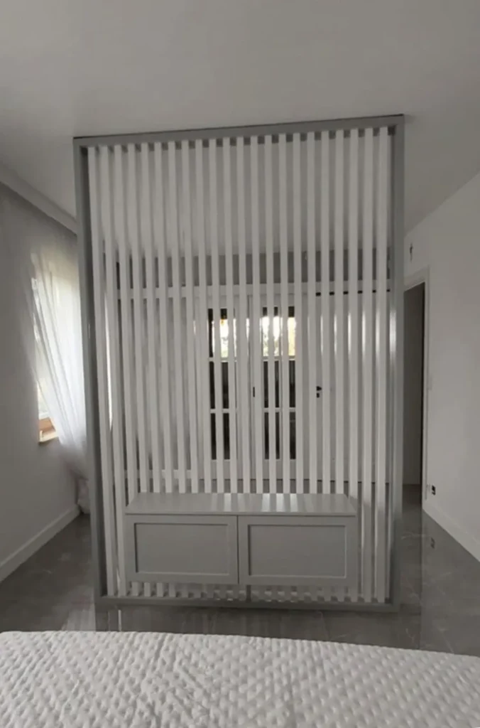 Ścianka działowa z lameli z zabudową dolną – Meble Dariusz Kamiński Brodnica