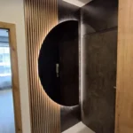 Ozdobna ściana z lamelami i półokrągłym wcięciem – element artystyczny w nowoczesnym wnętrzu