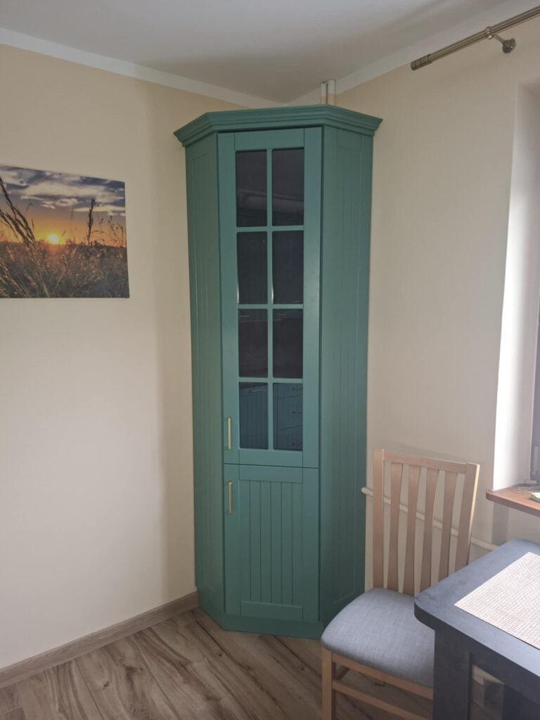 Wysoka szafa narożna na wymiar w kuchni – realizacja Dariusz Kamiński, Dąbrówno.