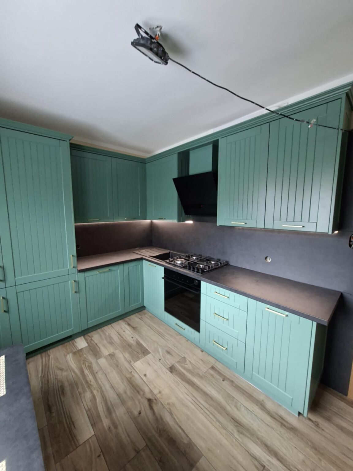 Zabudowa kuchenna na wymiar z czarnym blatem – stolarz Dariusz Kamiński, Dąbrówno.