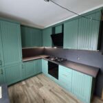 Zabudowa kuchenna na wymiar z czarnym blatem – stolarz Dariusz Kamiński, Dąbrówno.