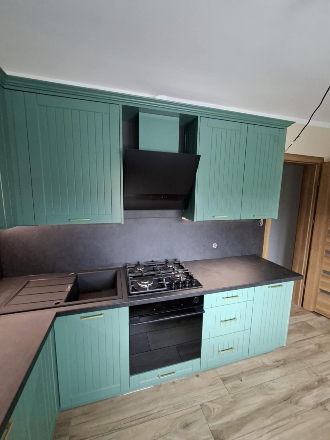 Kuchnia w stylu skandynawskim z pionowymi frezami – meble na wymiar Dąbrówno.