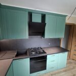 Kuchnia w stylu skandynawskim z pionowymi frezami – meble na wymiar Dąbrówno.