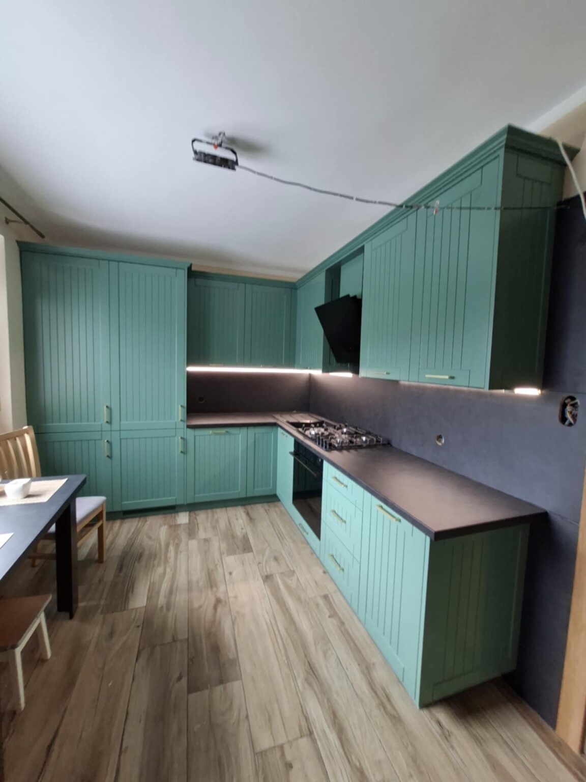 Zabudowa kuchenna z narożną szafką i piekarnikiem pod blatem – projekt Dąbrówno