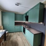 Zabudowa kuchenna z narożną szafką i piekarnikiem pod blatem – projekt Dąbrówno