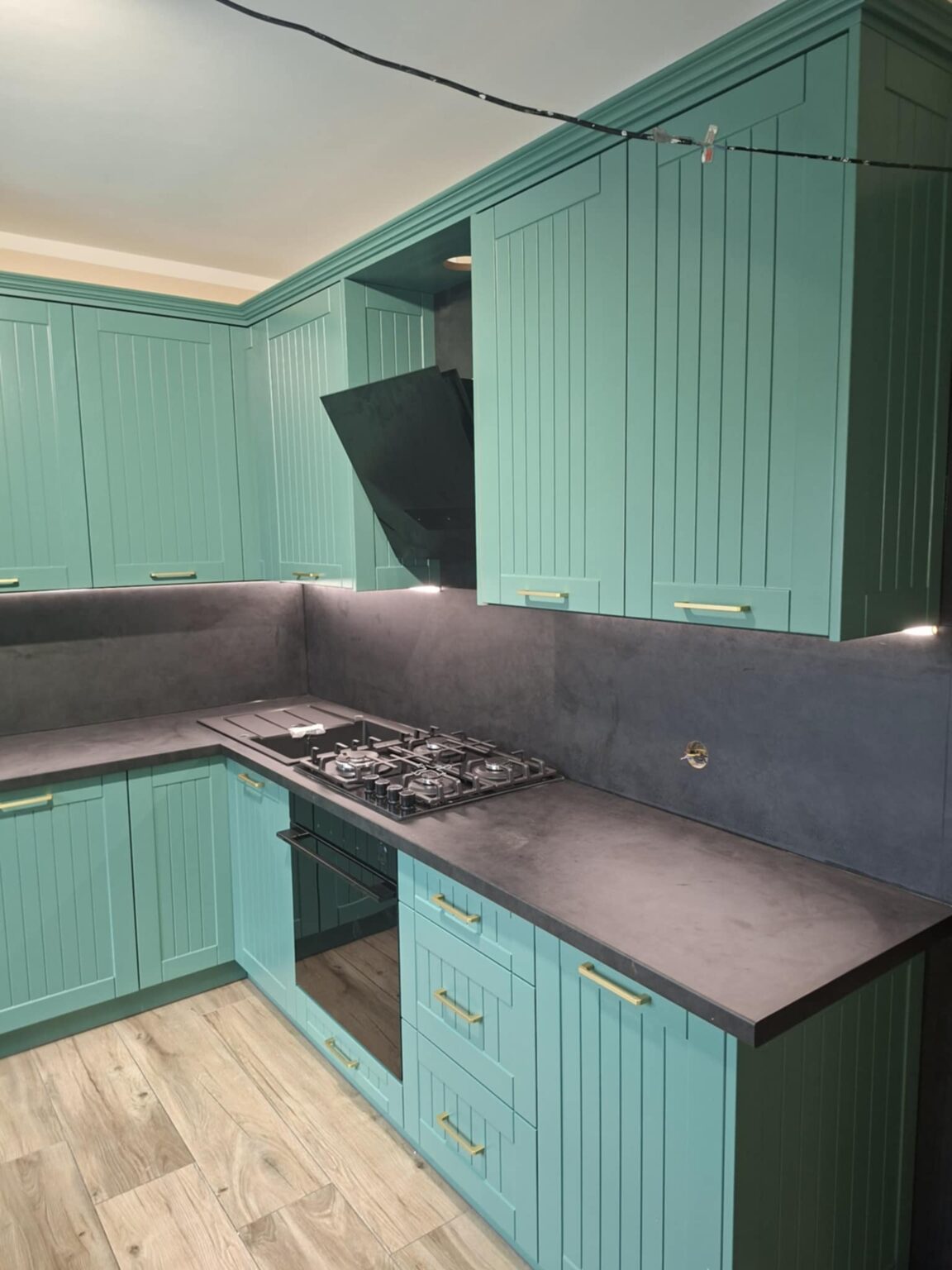 Nowoczesna kuchnia z płyty MDF i złotymi uchwytami – projekt Dariusz Kamiński, Dąbrówno.