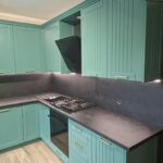 Nowoczesna kuchnia z płyty MDF i złotymi uchwytami – projekt Dariusz Kamiński, Dąbrówno.