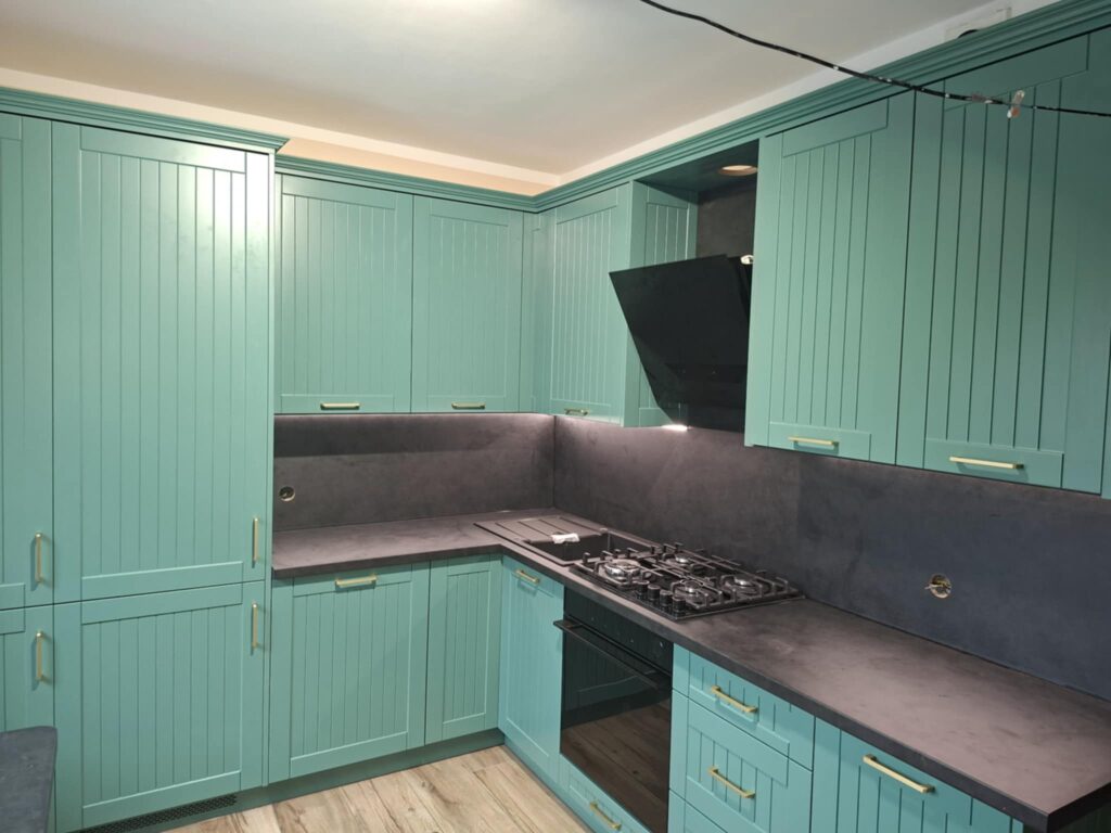 Kuchnia na wymiar z zielonymi frontami wykonana przez stolarza Dariusza Kamińskiego w Dąbrównie.