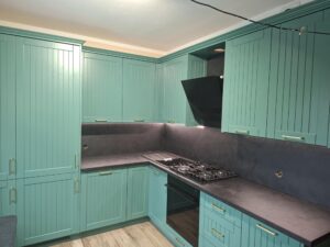 Kuchnia na wymiar z zielonymi frontami wykonana przez stolarza Dariusza Kamińskiego w Dąbrównie.