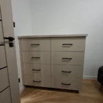 Komoda na wymiar z ośmioma szufladami i czarnymi uchwytami
