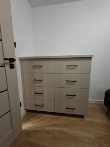 Komoda na wymiar z ośmioma szufladami i czarnymi uchwytami