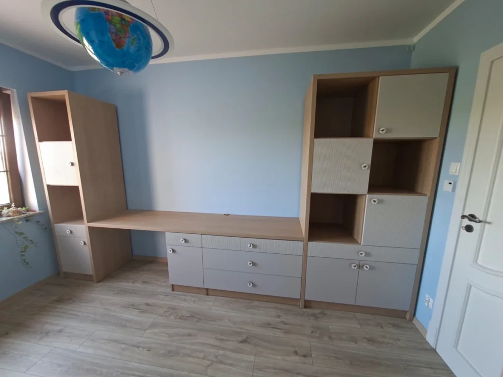 Meble na wymiar do pokoju dziecięcego - biurko, komoda i regały