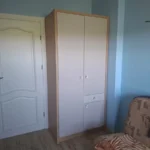 Szafa na wymiar z jasnymi frontami w pokoju dziecięcym