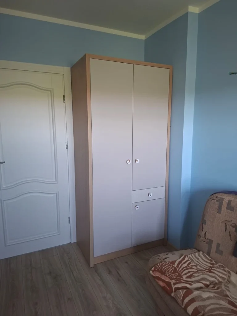 Szafa na wymiar z jasnymi frontami w pokoju dziecięcym